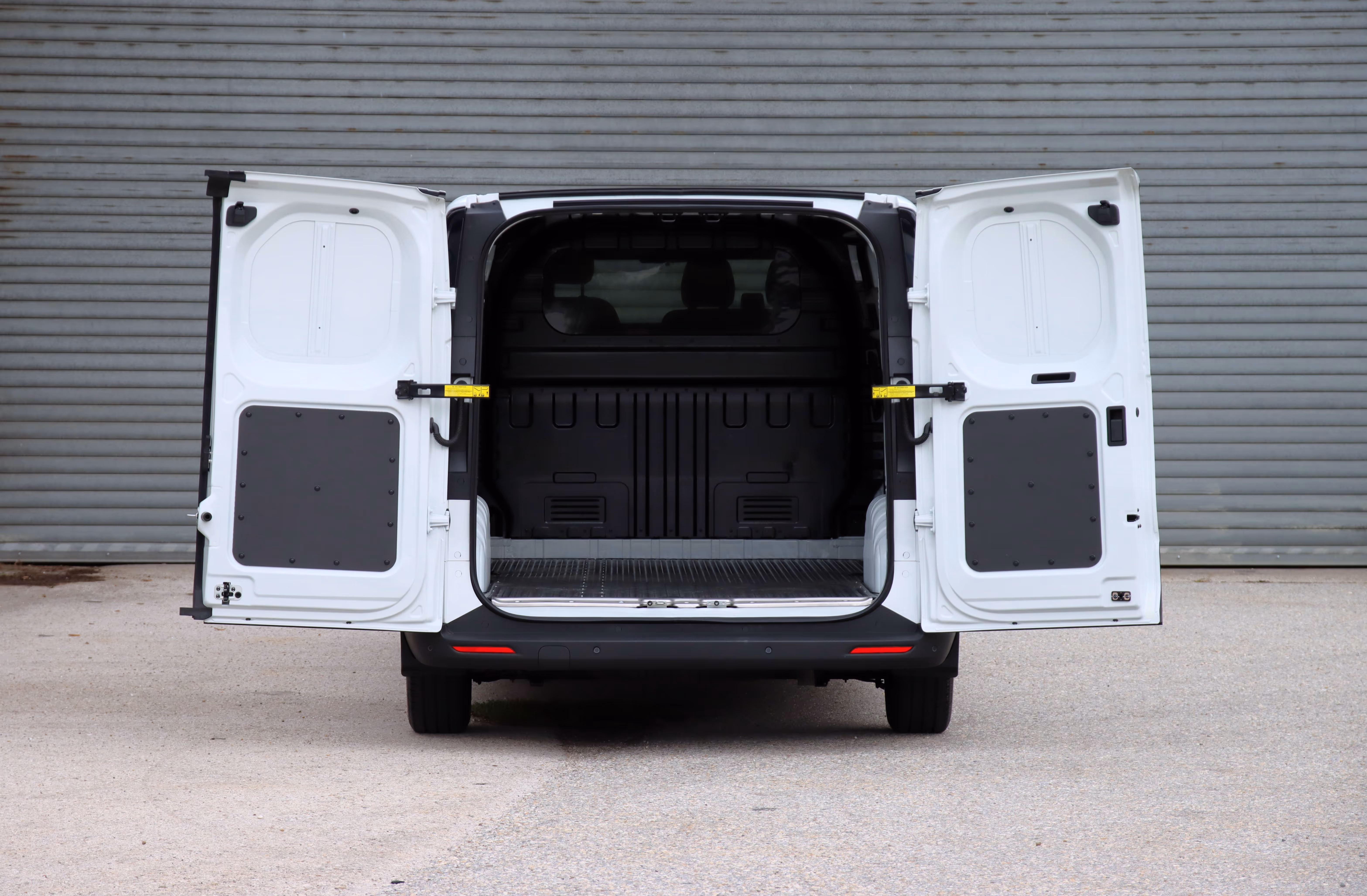 Heckansicht mit geöffneten Türen des MAXUS DELIVER 7 Diesel