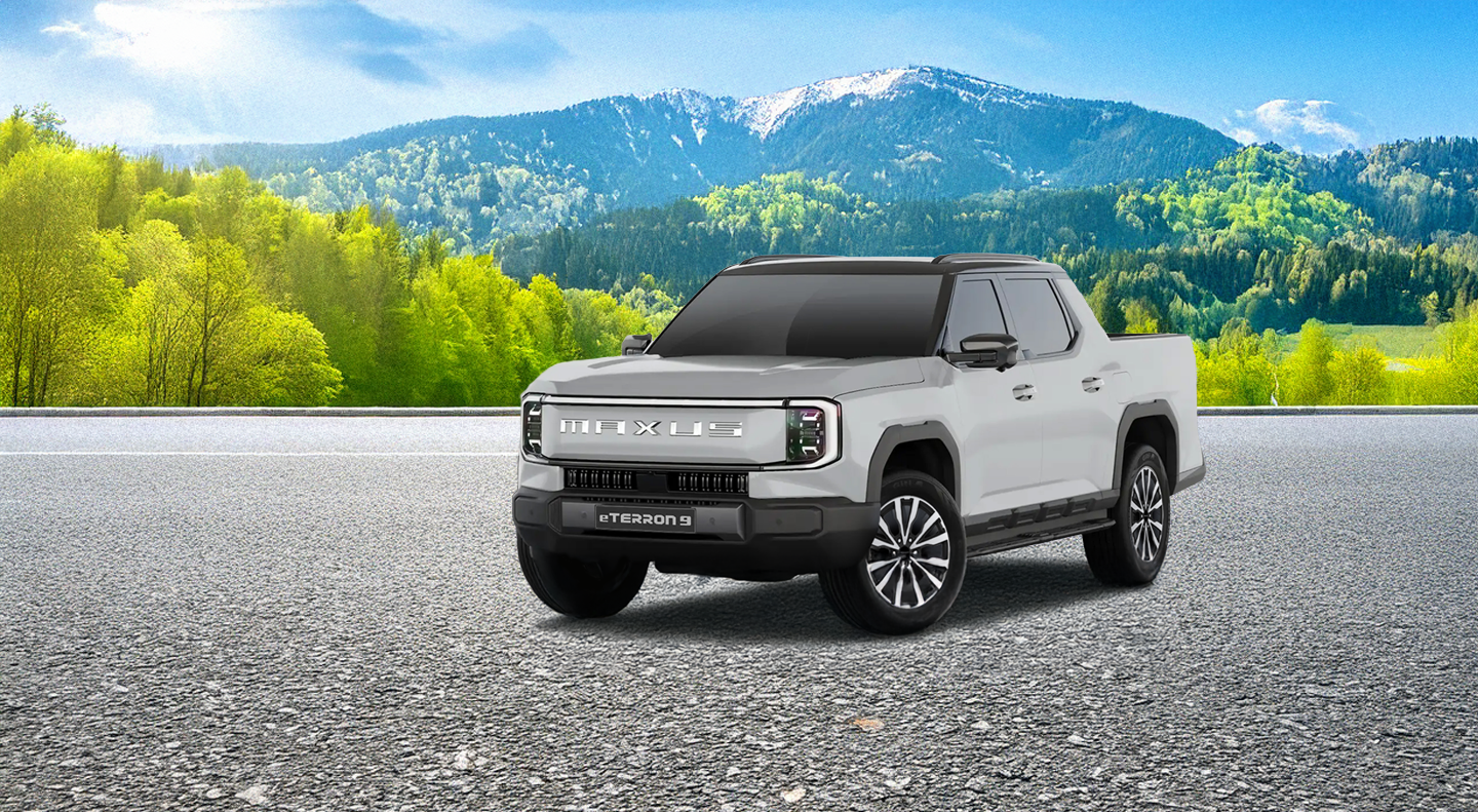 MAXUS T60 MAX fährt durch eine Wasserlacke