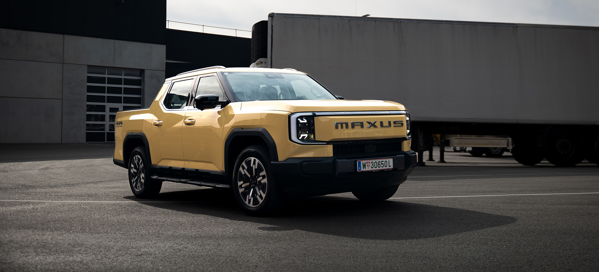 MAXUS T60 MAX fährt durch eine Wasserlacke