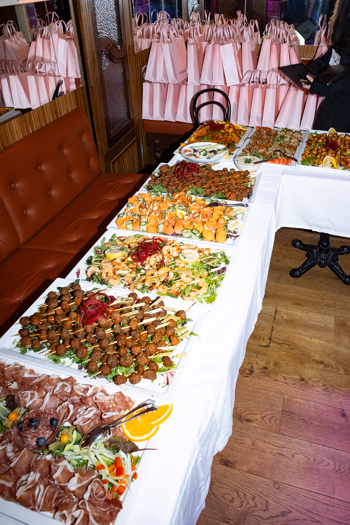 Cateringbuffet med tapas og småretter hos Riviera Restaurant i Oslo, inkludert spekemat, kjøttboller, sjømat og grønnsaker.