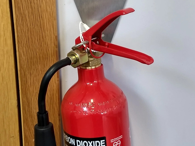 Wall bracket for 2 kg fire extinguisher, type 1