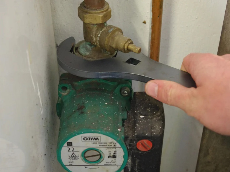 Wall bracket for 2 kg fire extinguisher, type 1