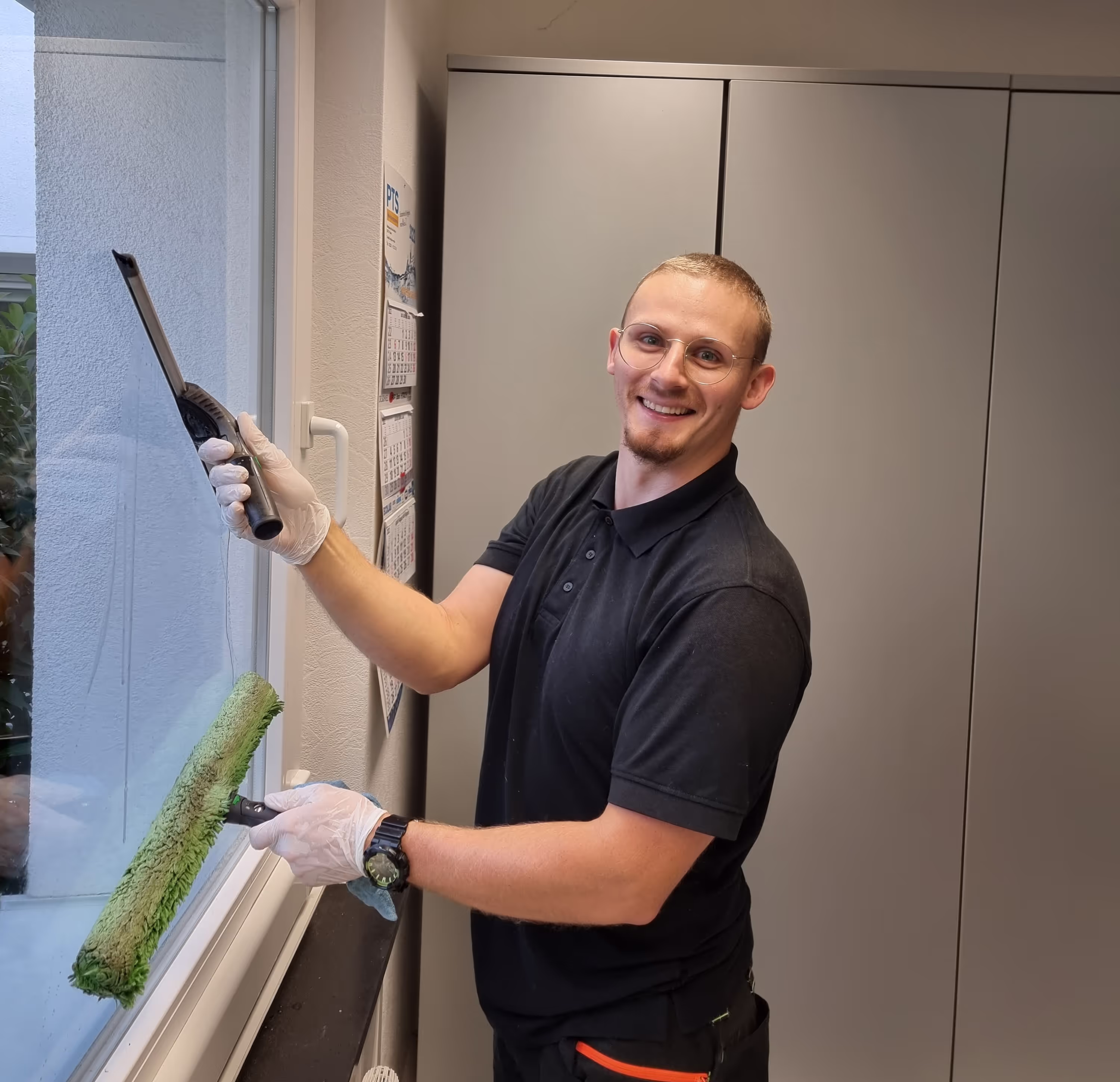 gss fensterputzer reinigt fenster im einsatz in overath