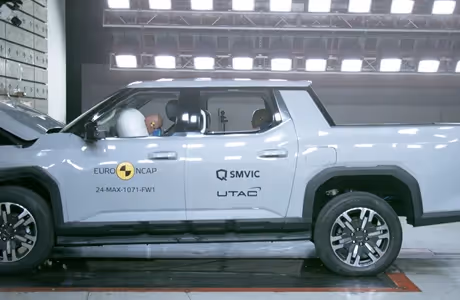 MAXUS eTERRON 9 beim Euro NCAP Crashtest, vollelektrischer Pick-up mit Allradantrieb, ausgezeichnet mit fünf Sternen für Sicherheit – seitliche Ansicht mit Crashtest-Dummies im Innenraum.
