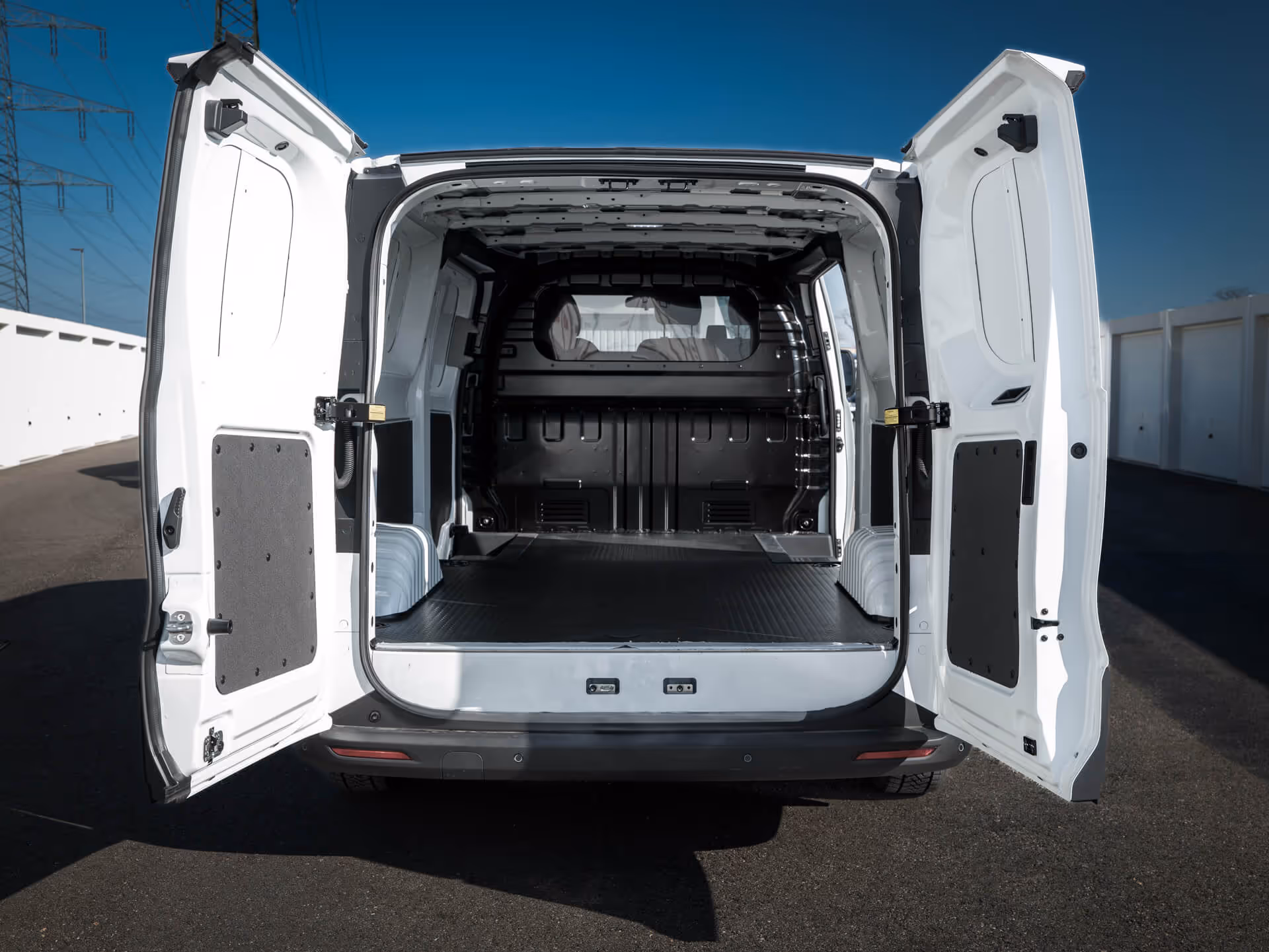 Heckaufnahme der Ladefläche eines weißen MAXUS eDELIVER7