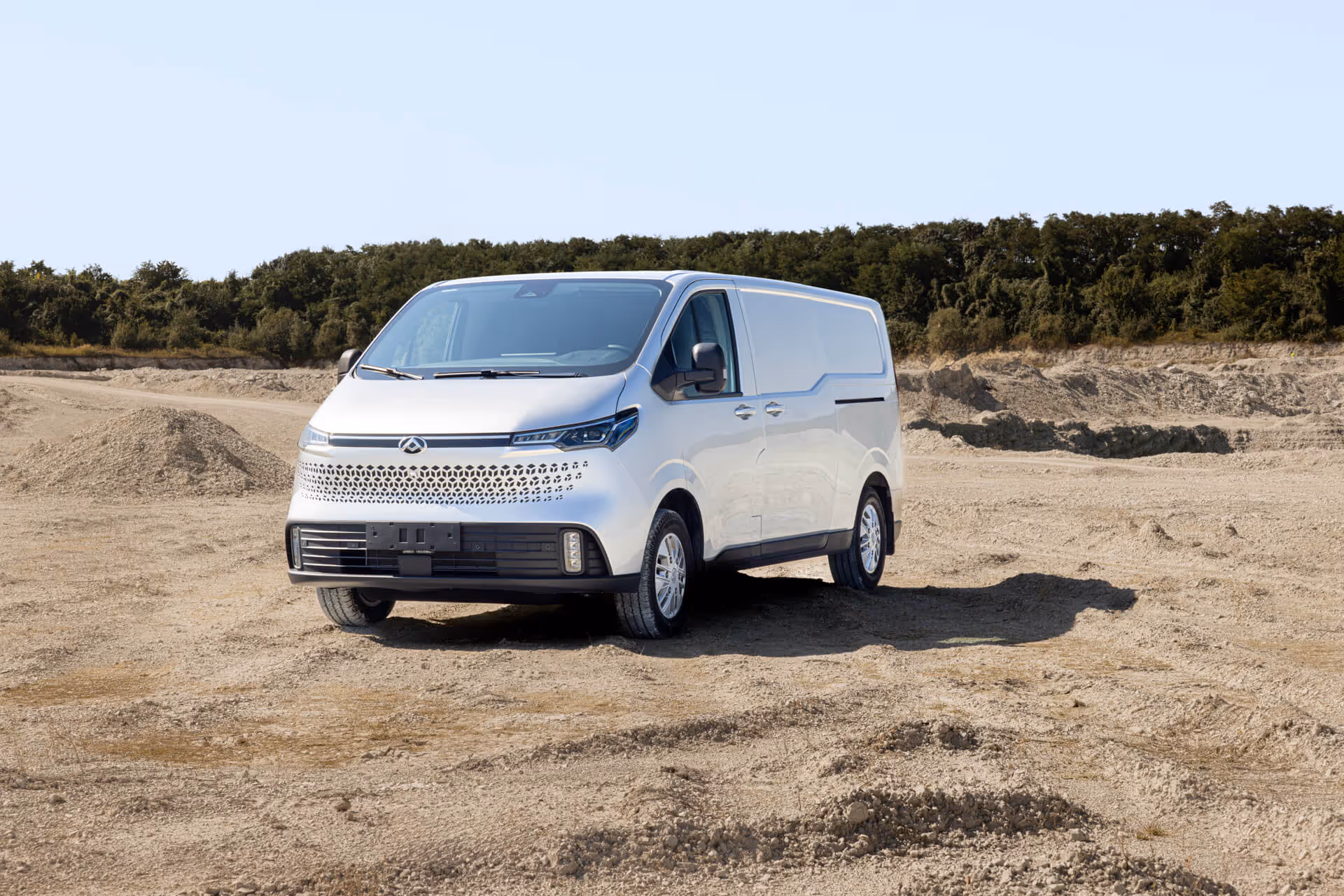 Weißer MAXUS eDELIVER 7, vollelektrischer Kastenwagen in Kieselsandgrube – ab sofort in Österreich verfügbar, ideal für emissionsfreie Transporte.