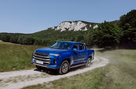 Frontalaufnahme eines blauen MAXUS T90 EV 