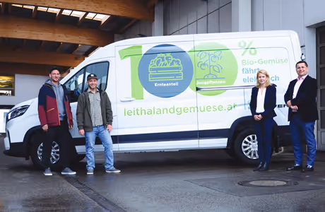 MAXUS Motors und Leithaland Gemüse vor weißem, gebrandetem MAXUS eDELIVER