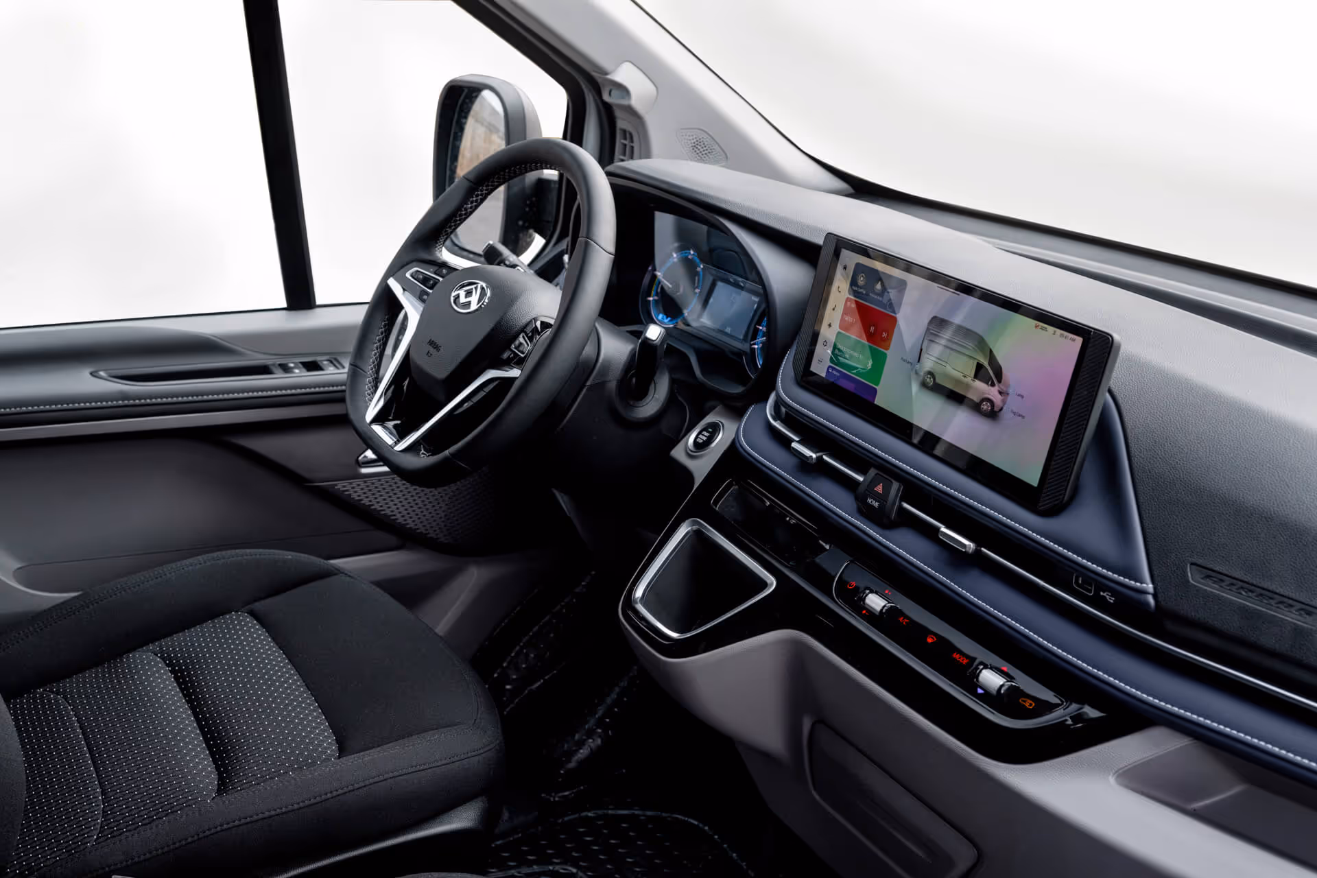 Modernes Cockpit des MAXUS eDELIVER 7 mit großem Touchscreen, digitalem Display und Multifunktionslenkrad – komfortabler und vernetzter Arbeitsplatz im vollelektrischen Transporter.