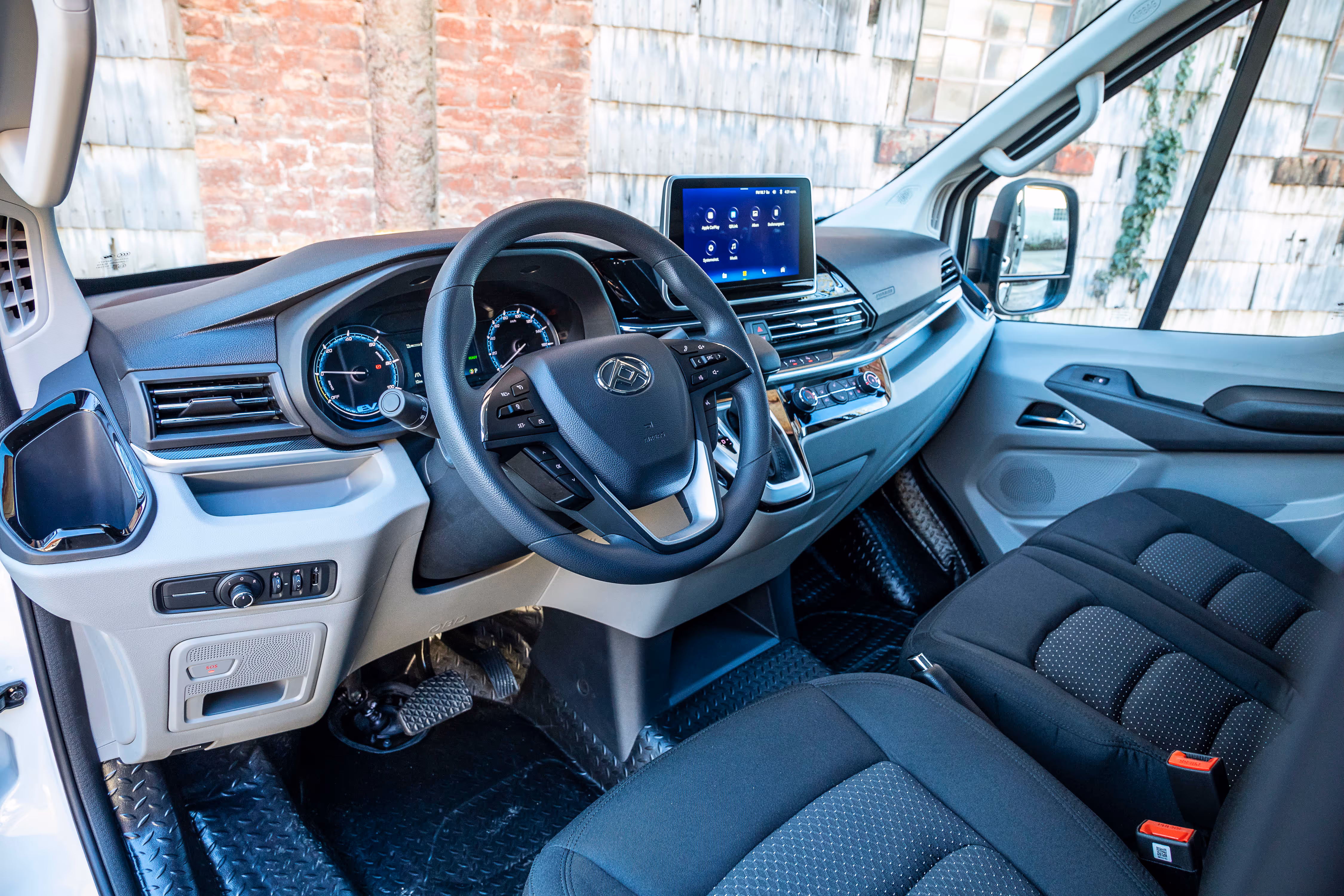 Cockpit des MAXUS eDELIVER 9 mit LED-Touchscreen, Rückfahrkamera und Infotainment