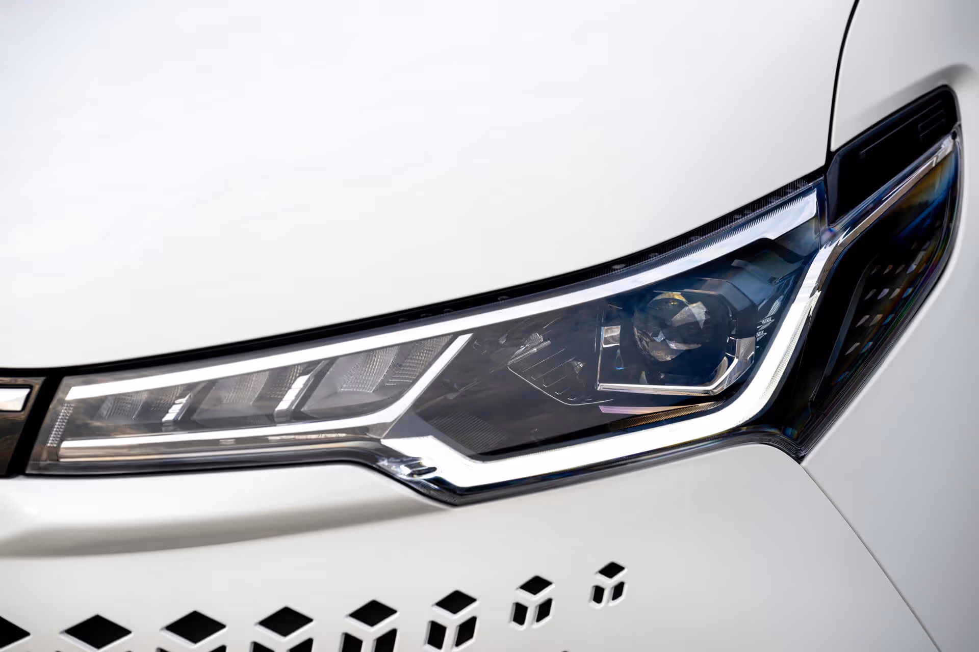 Detailansicht des modernen LED-Scheinwerfers am MAXUS eDELIVER 7 – stilvolles Design und innovative Lichttechnik im vollelektrischen Kastenwagen.