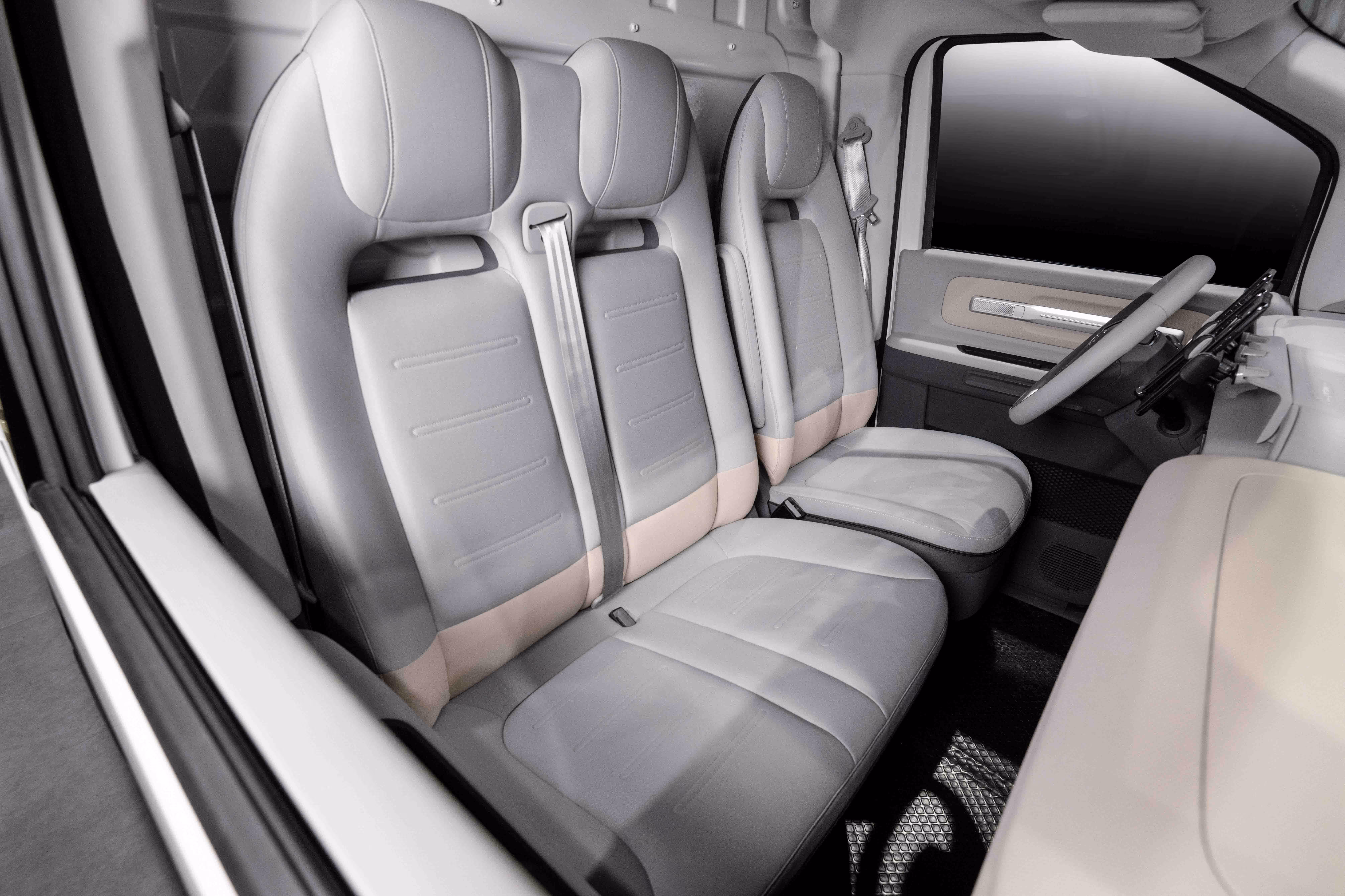 Cockpitansicht des MAXUS eDELIVER 5 mit drei Sitzen und modernem Innenraumdesign.