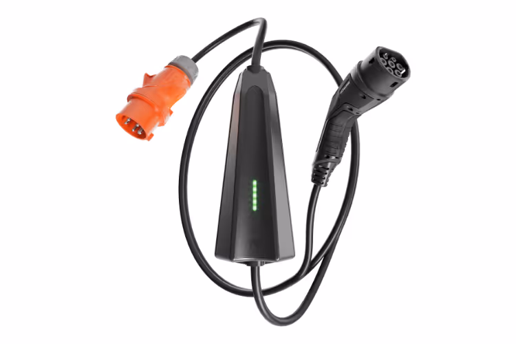 schwarzes Ladekabel mit grün-leuchtender LED-Anzeige