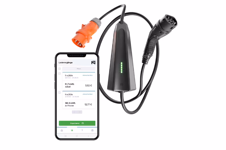 Ladekabel und ein Handy mit geöffneter App mit aufgelisteten Ladungen abgebildet