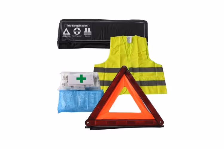 die Bestandteile des Pakets, Warndreieck, Warnweste und Erste-Hilfe-Paket, auf weißem Hintergrund