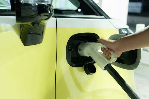 Der eDELIVER 5 lädt mit 70 kW am DC-Charger.