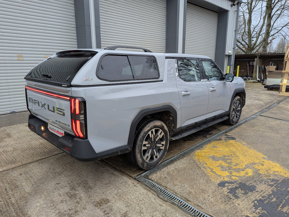 Heck eines eTERRON 9 mit einem montierten Hardtop auf der Ladefläche