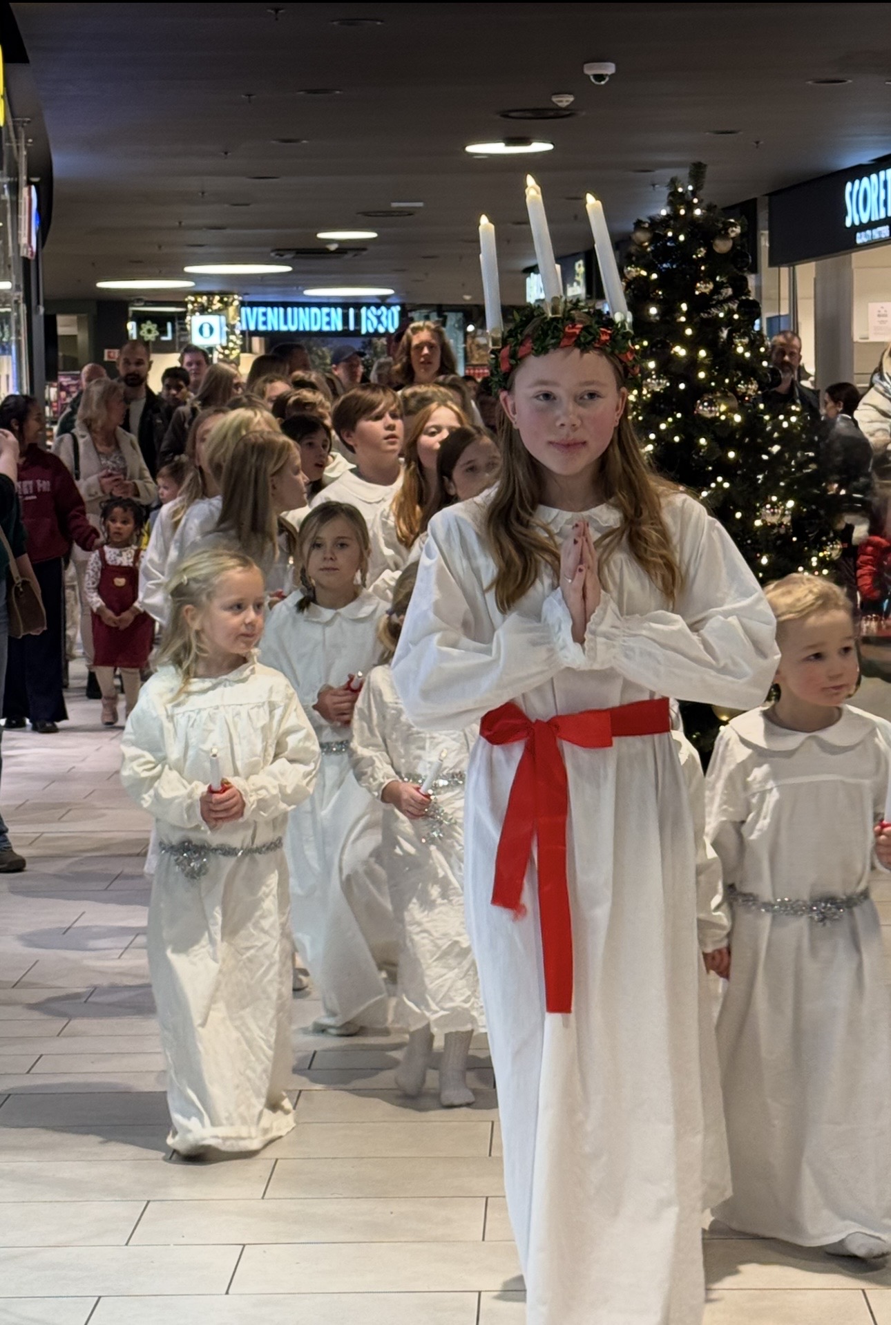 Lucia-tog fylte Strømmen Storsenter med julestemning
