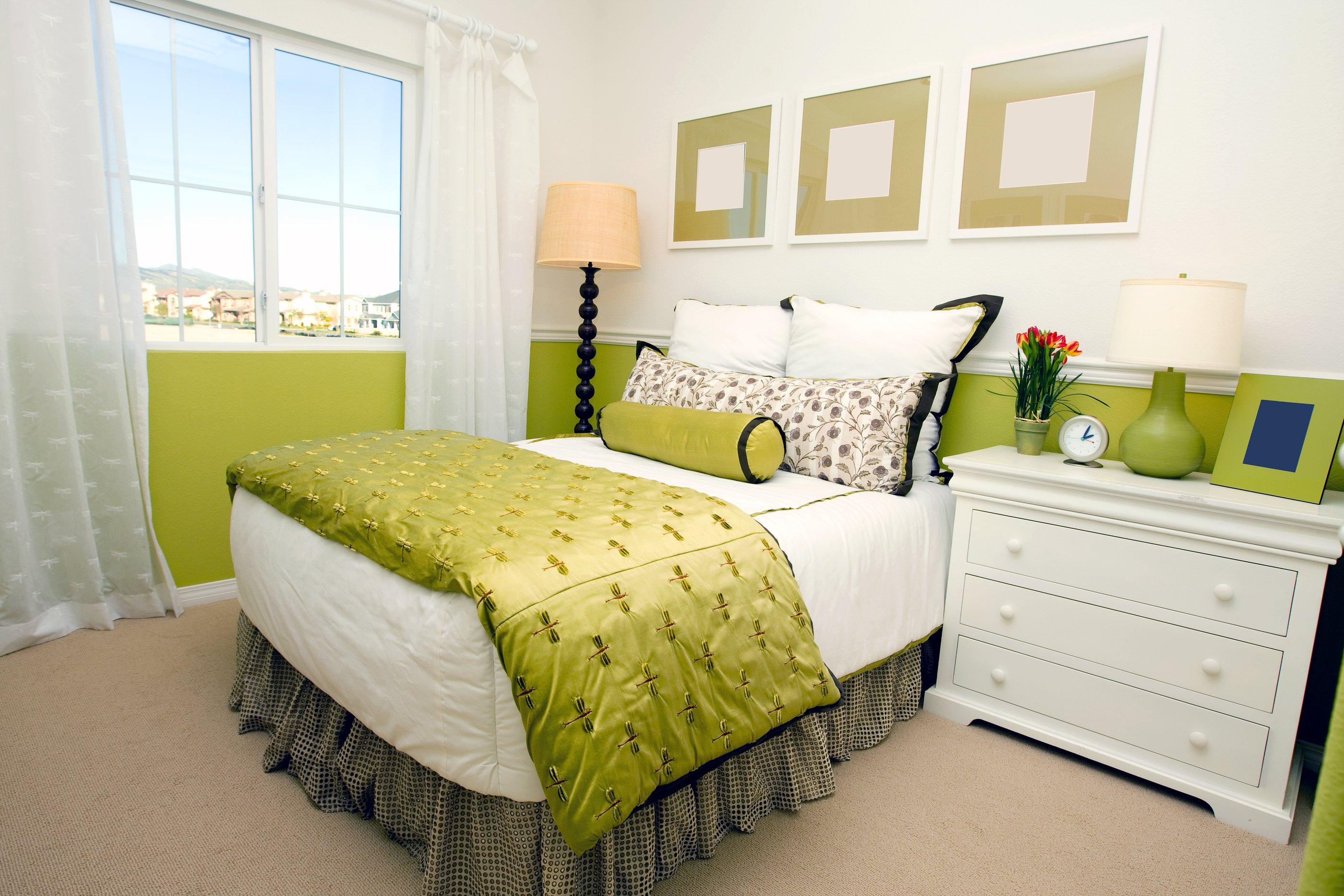 Bedroom with green and white color scheme