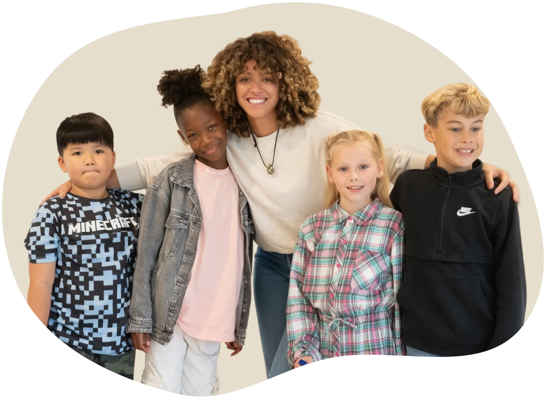 Valerie met een groep van 4 andere kinderen samen