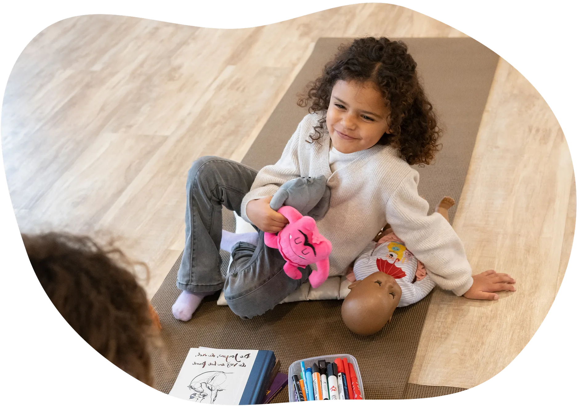 Meisje spelend op een yogamat