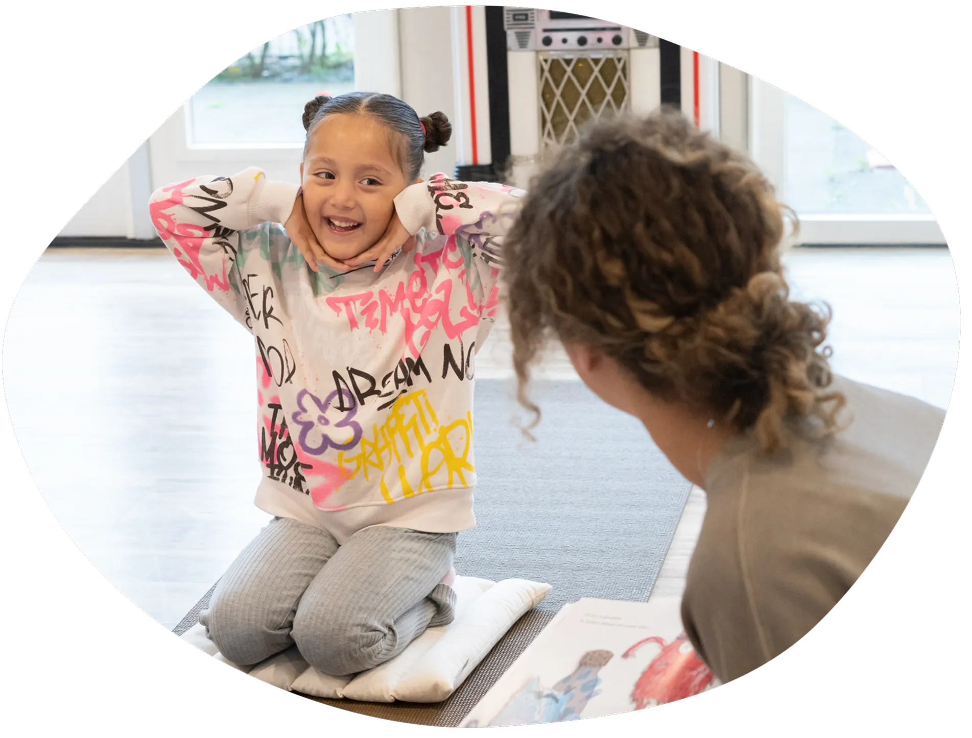 Valerie met een meisje die een lieve pose doet