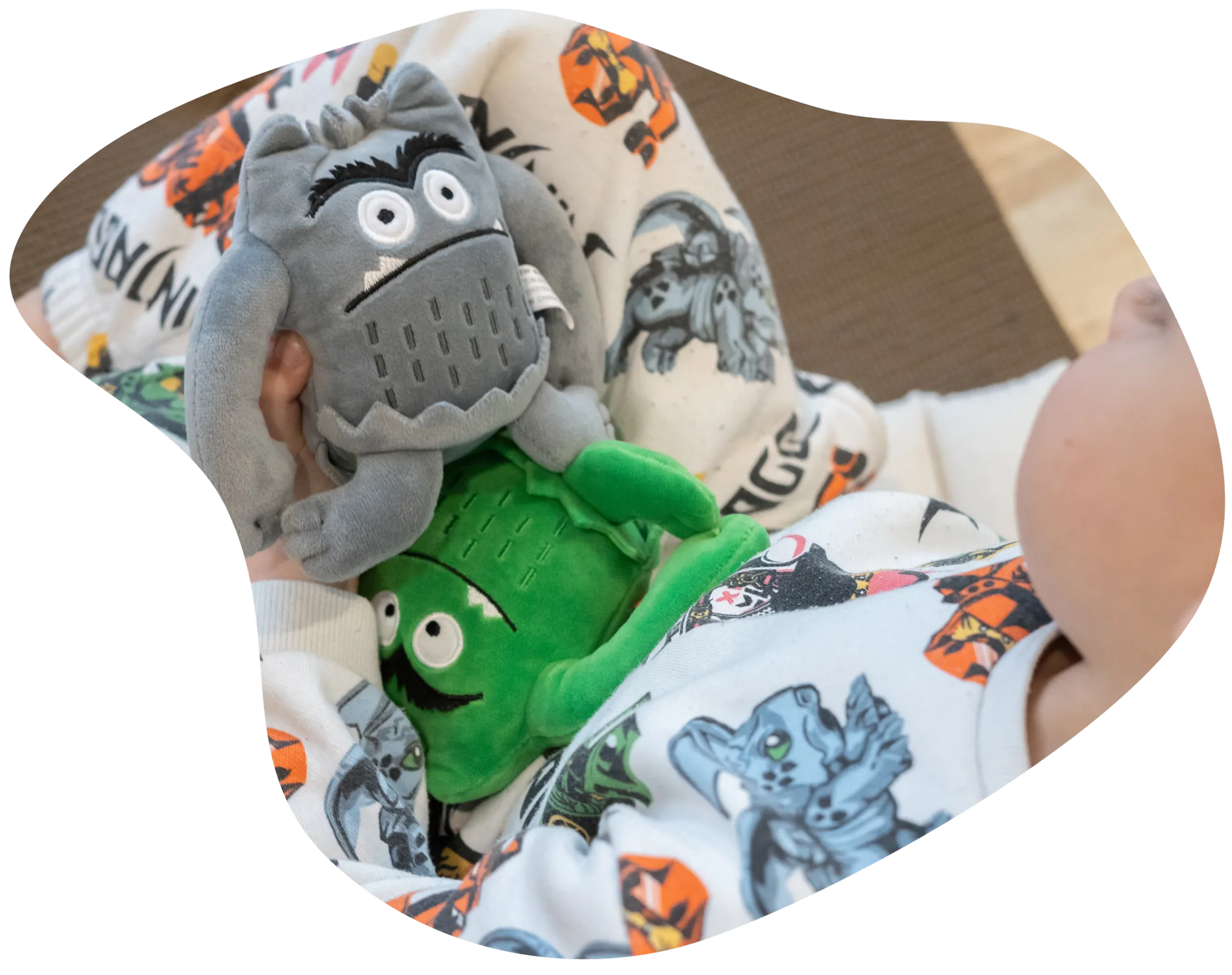 Kindje met twee knuffels