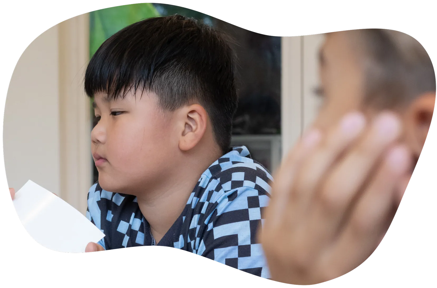 Twee jongentjes die kijken naar iets