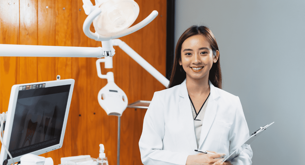 Apa Bedanya Dokter Kecantikan dengan Terapis Kecantikan Biasa?