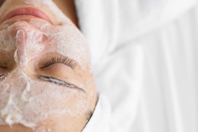 Apa Saja Manfaat Chemical Peeling untuk Kulit Berminyak dan Berjerawat?
