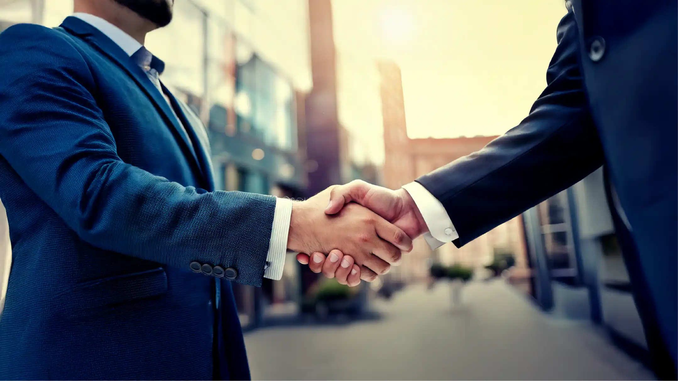 photo gros plan sur 2 mains serrées