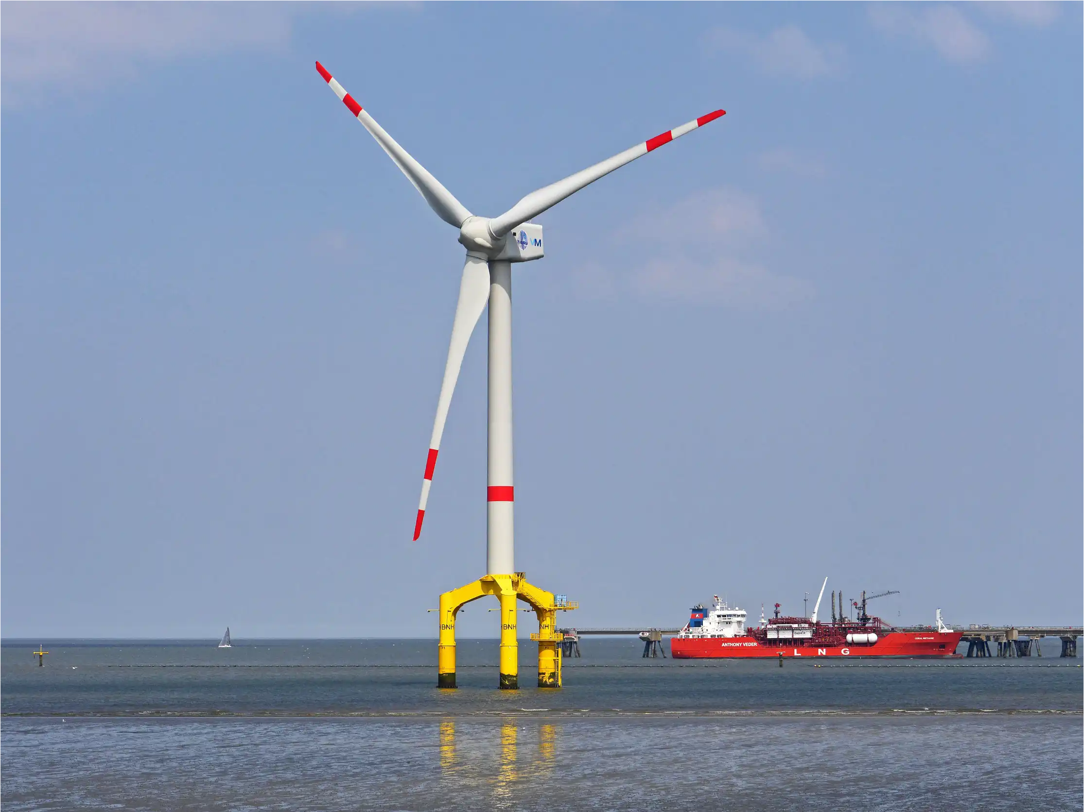 photo d'une éolienne maritime