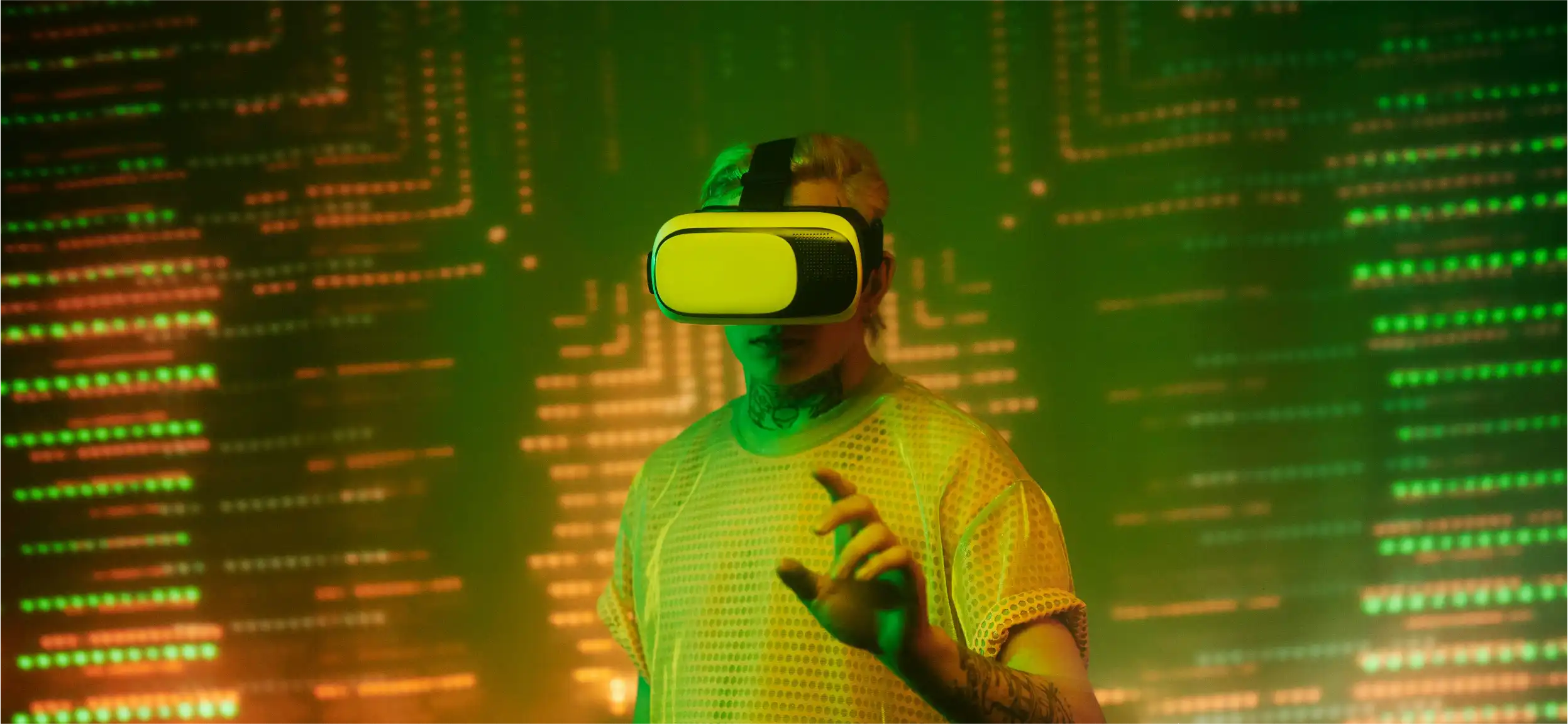 photo d'un homme avec un casque de réalité virtuelle