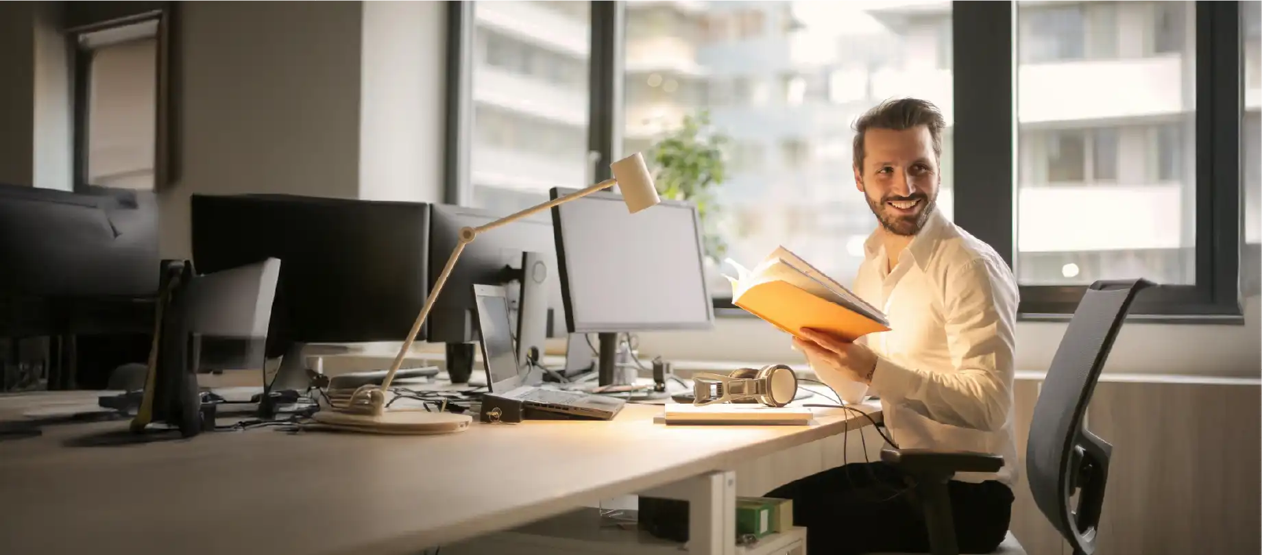 chef d'entreprise travaillant dans son bureau