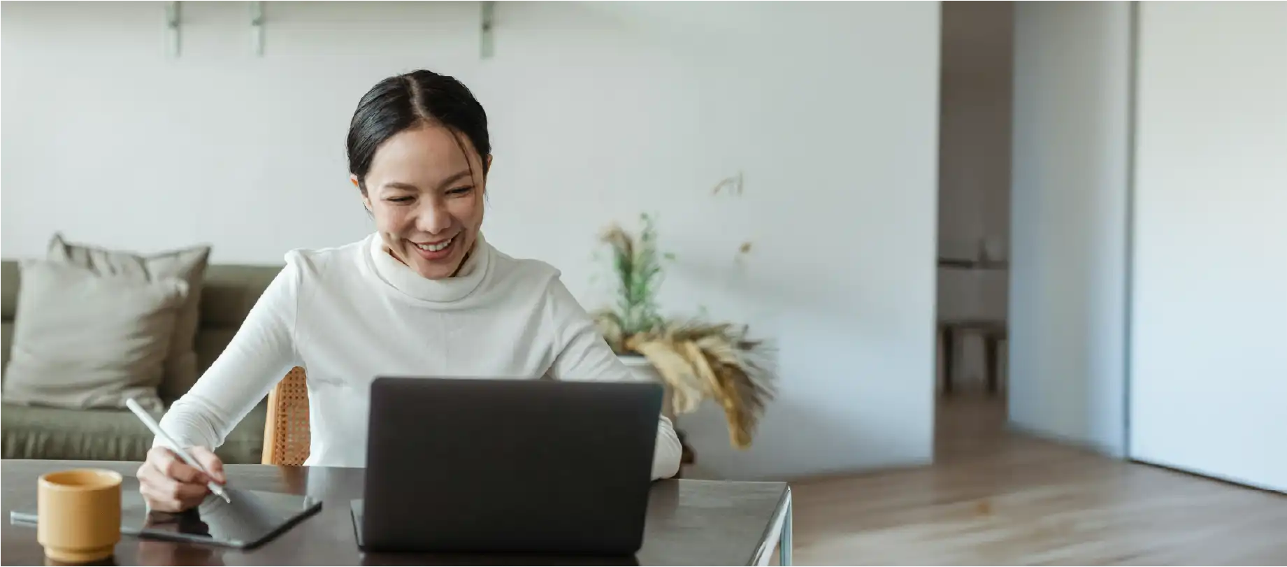 femme asiatique travaillant dans son bureau
