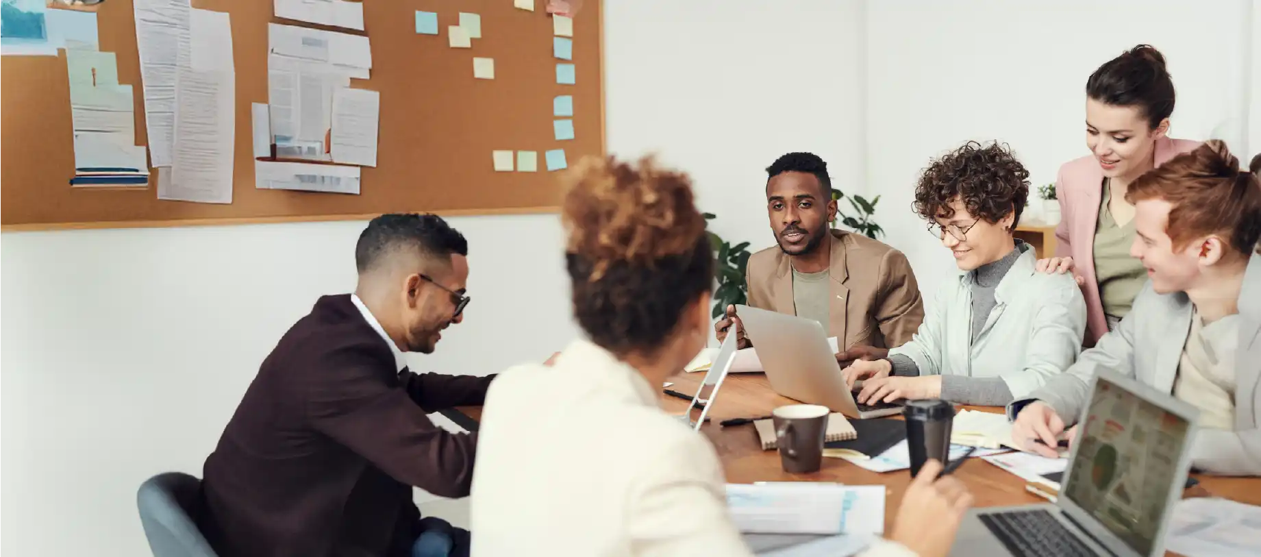 collaborateurs travaillant ensemble