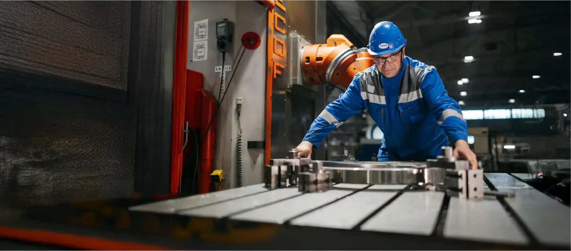 ouvrier réglant une machine dans une usine