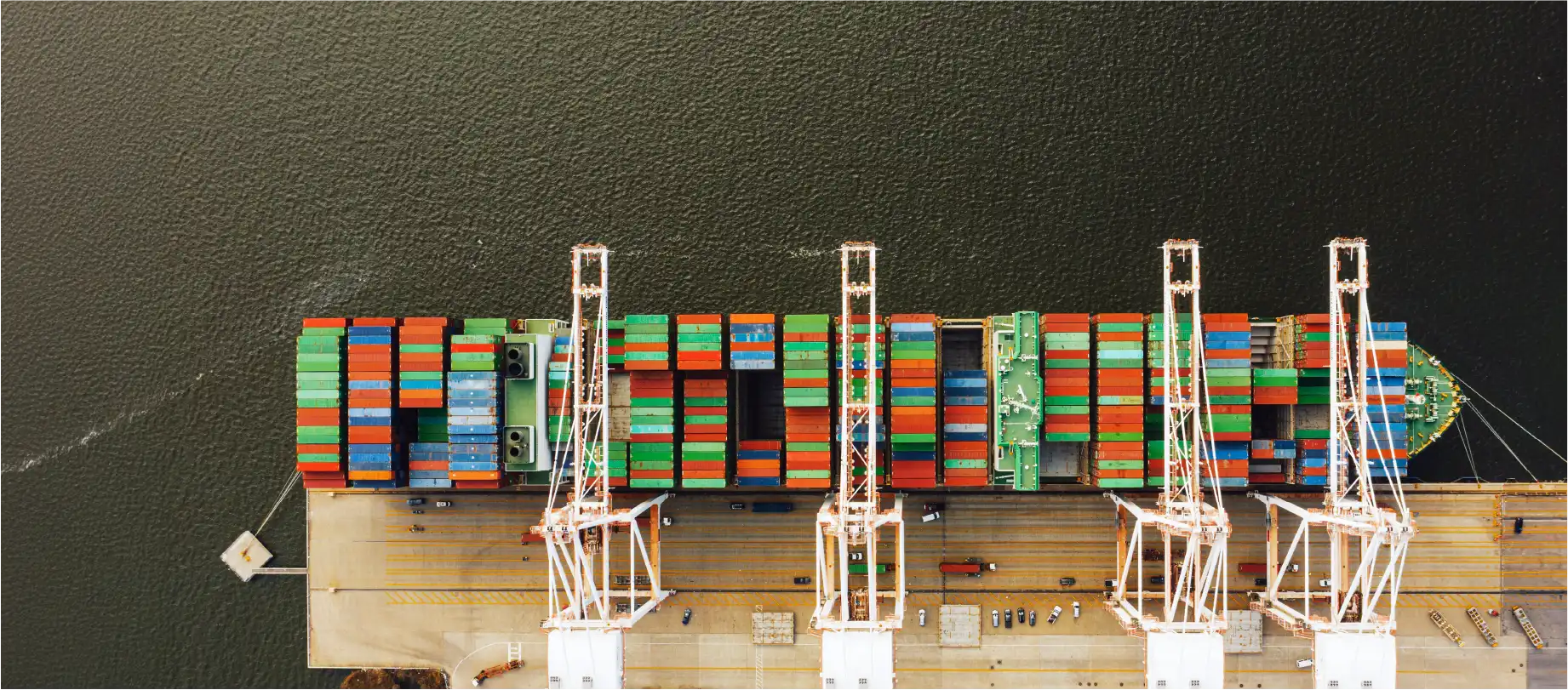 photo vue du ciel d'un cargo chargé de containers