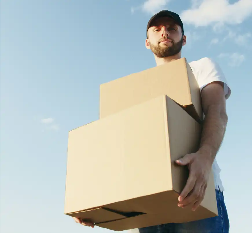 livreur portant des cartons et marchandises