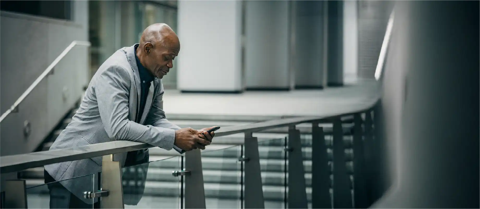photo d'un dirigeant d'entreprise regardant son téléphone portable