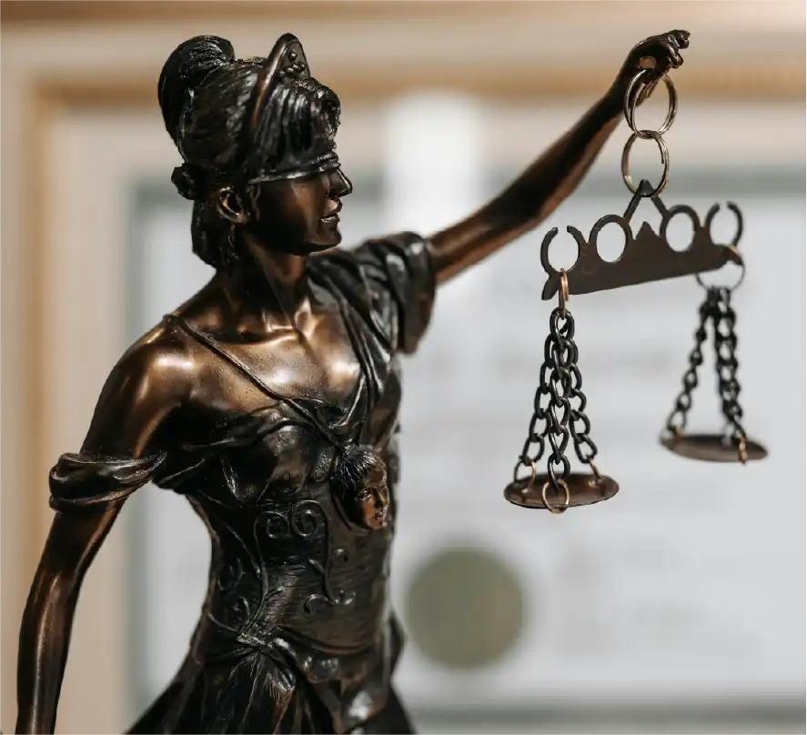 photo d'une statuette représentant la justice