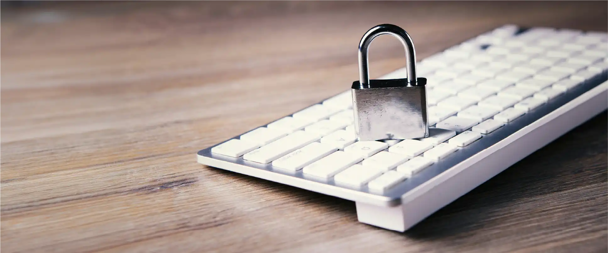 clavier de pc avec un cadenas dessus