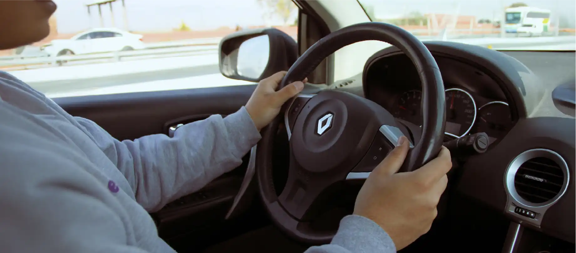 photo gros plan de mains sur un volant de voiture