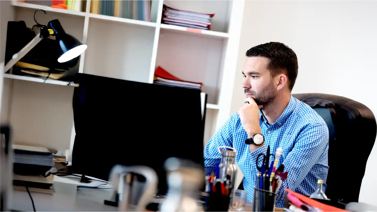 Un assureur travaille devant son ordinateur