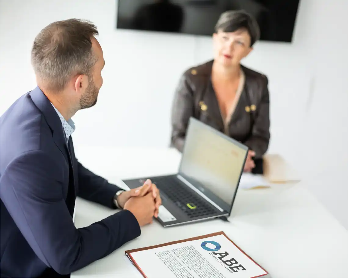 Un conseiller courtier aide une cliente