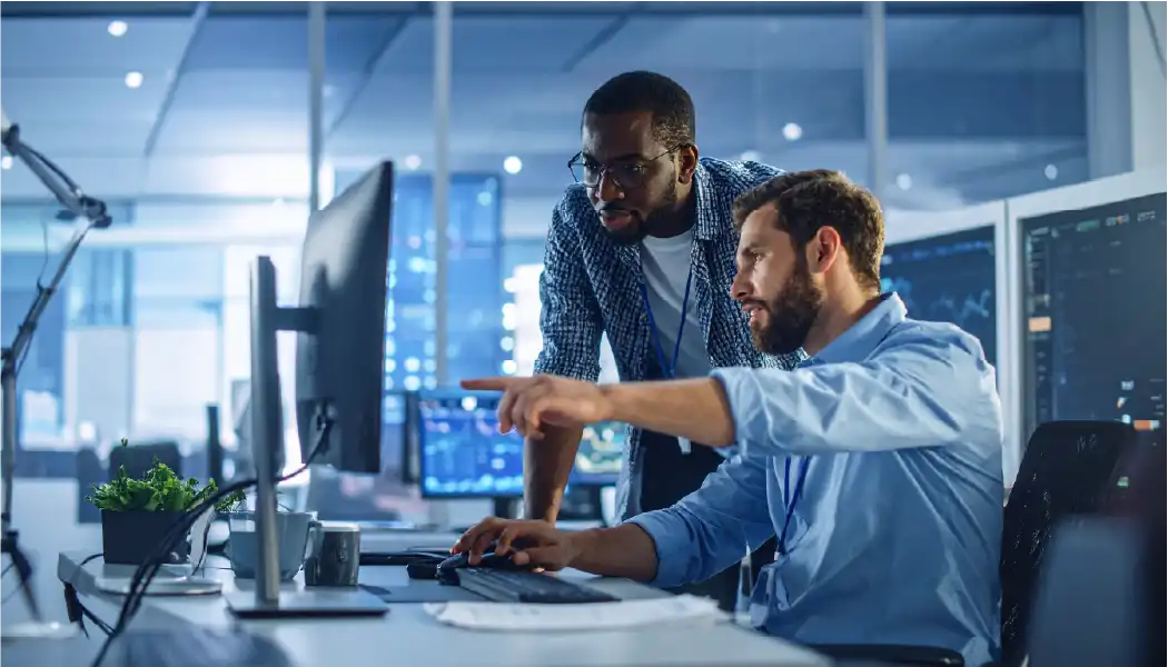 2 ingénieurs travaillent devant un ordinateur