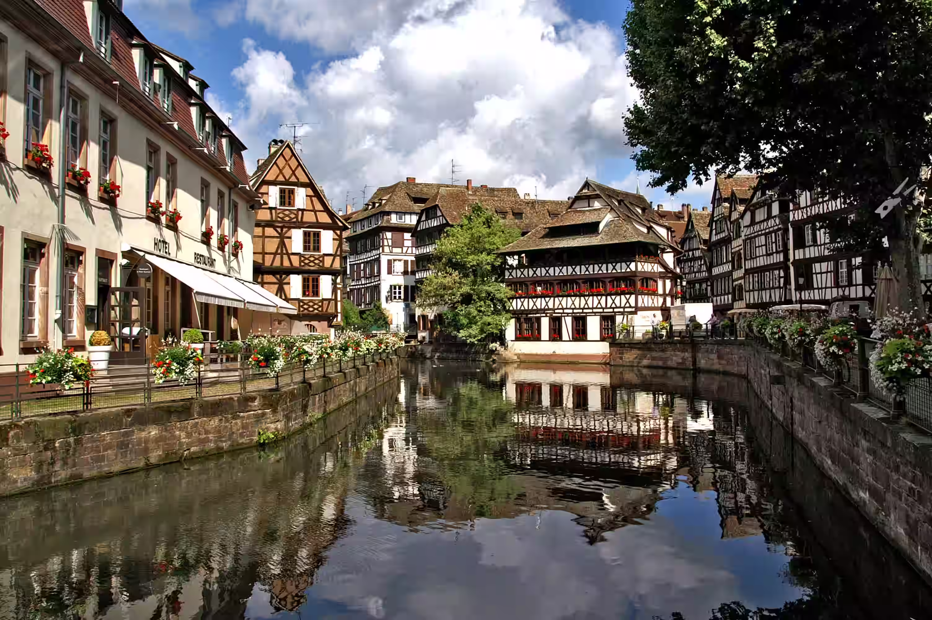 Maisons à colombages au bord d'un canal à Strasbourg.