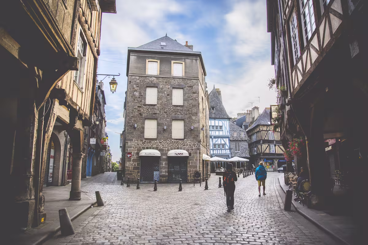 Rue pavée bordée de bâtiments historiques à colombages à Dinan