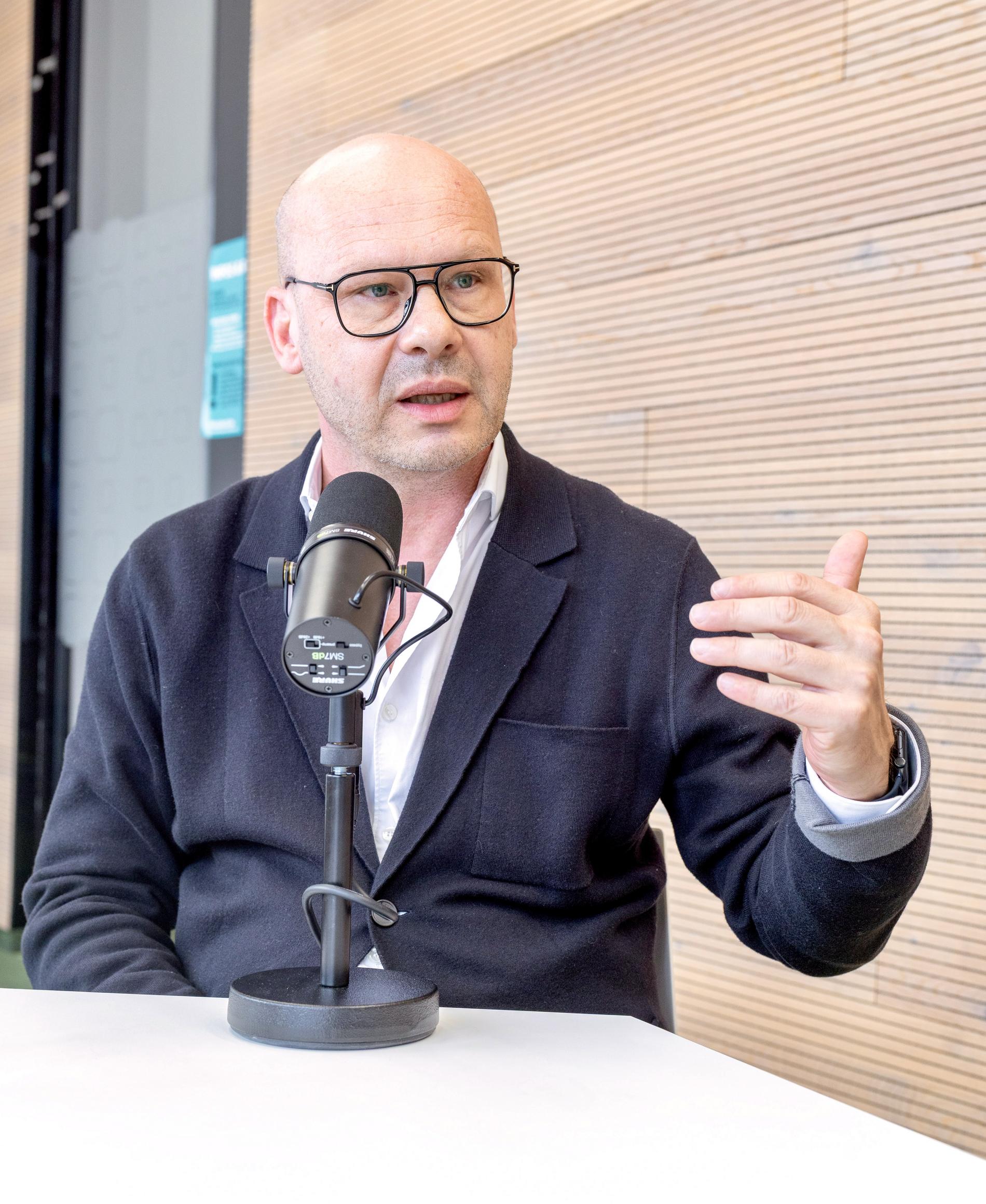Effizienz in der Kommunikation: Wie ALL MEDIA AI vier Stunden pro Tag spart