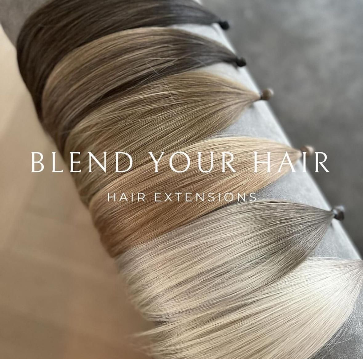 Een display met een reeks haarverlengingen in verschillende tinten van zwart tot blond, netjes uitgestald en gelabeld met "Blend Your Hair Hair Extensions".